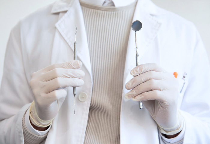 치과 진료 도구를 손에 들고 있는 의료진의 모습