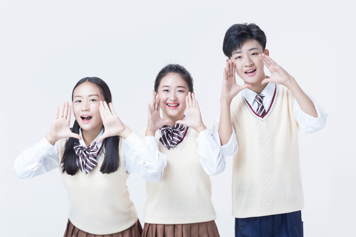 교복입은 아이들이 밝게 웃고 있는 모습